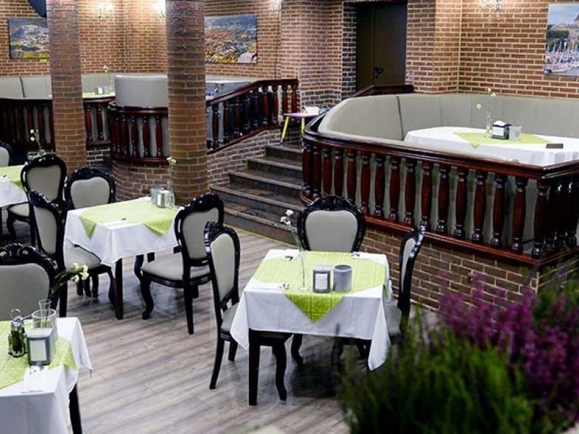 Hotel Dobosz Police Exteriör bild