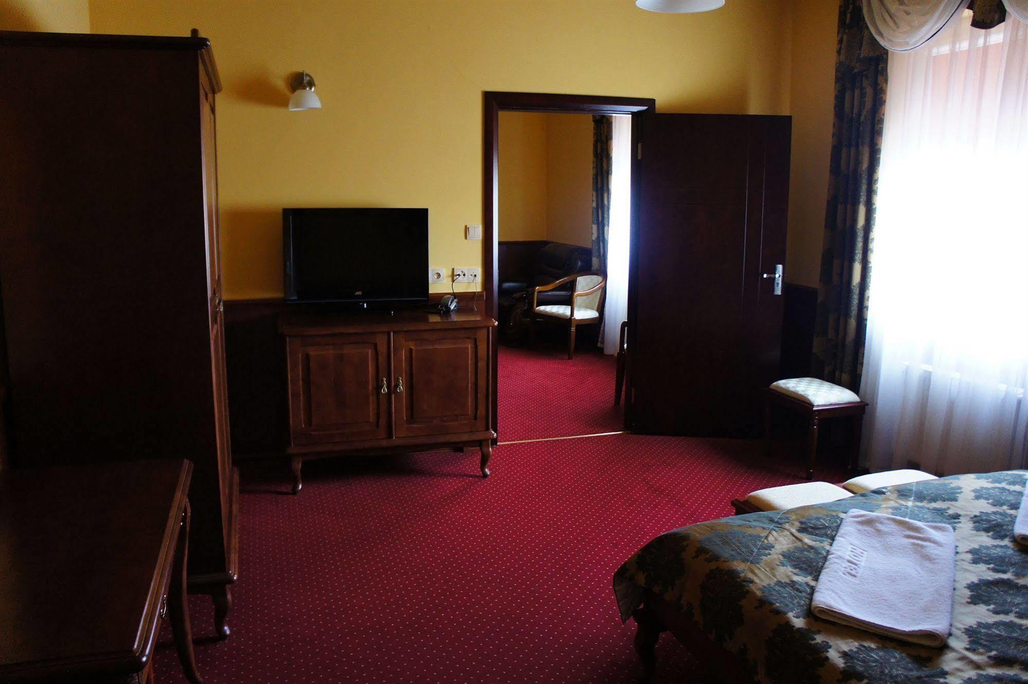 Hotel Dobosz Police Exteriör bild