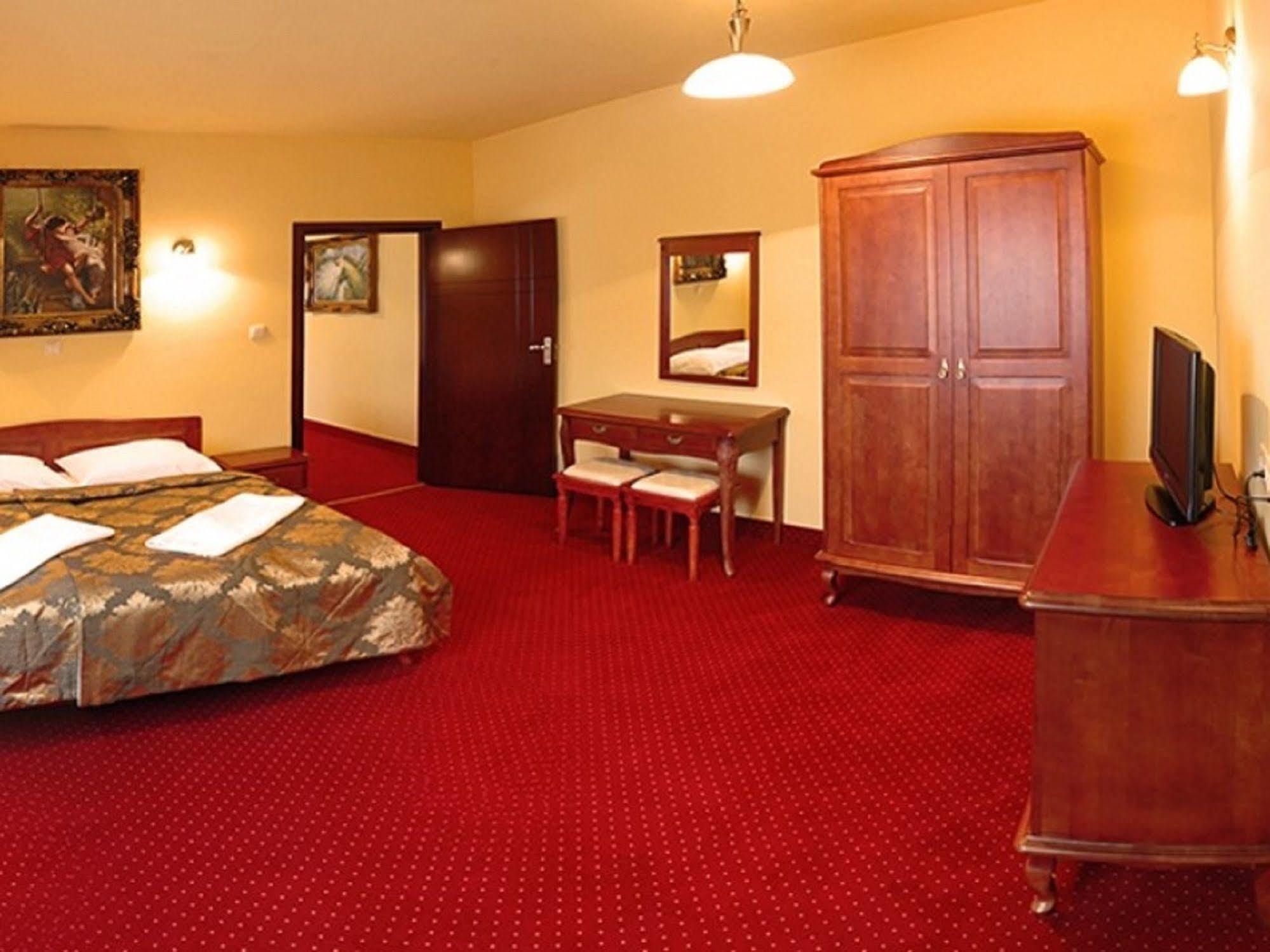 Hotel Dobosz Police Exteriör bild