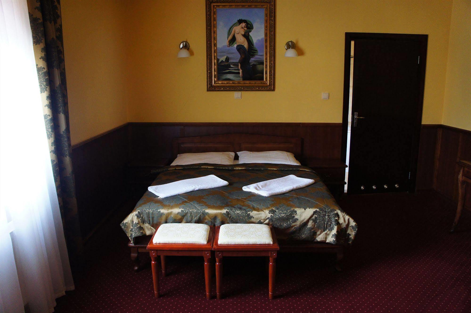 Hotel Dobosz Police Exteriör bild
